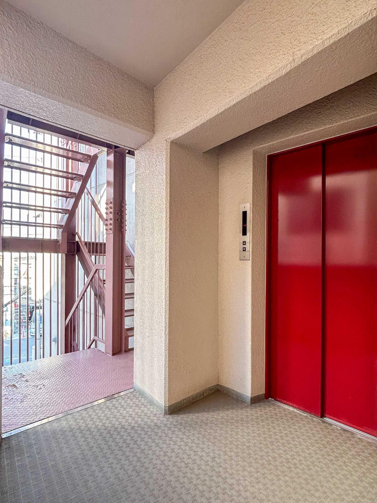世田谷区新町の賃貸物件/共用部。エレベーターと共用階段