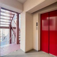 世田谷区新町の賃貸物件/共用部。エレベーターと共用階段