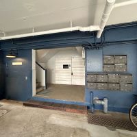 杉並区和田の賃貸物件/共用部はレトロ生かしのリノベがされています、自転車は1台のみ駐輪可