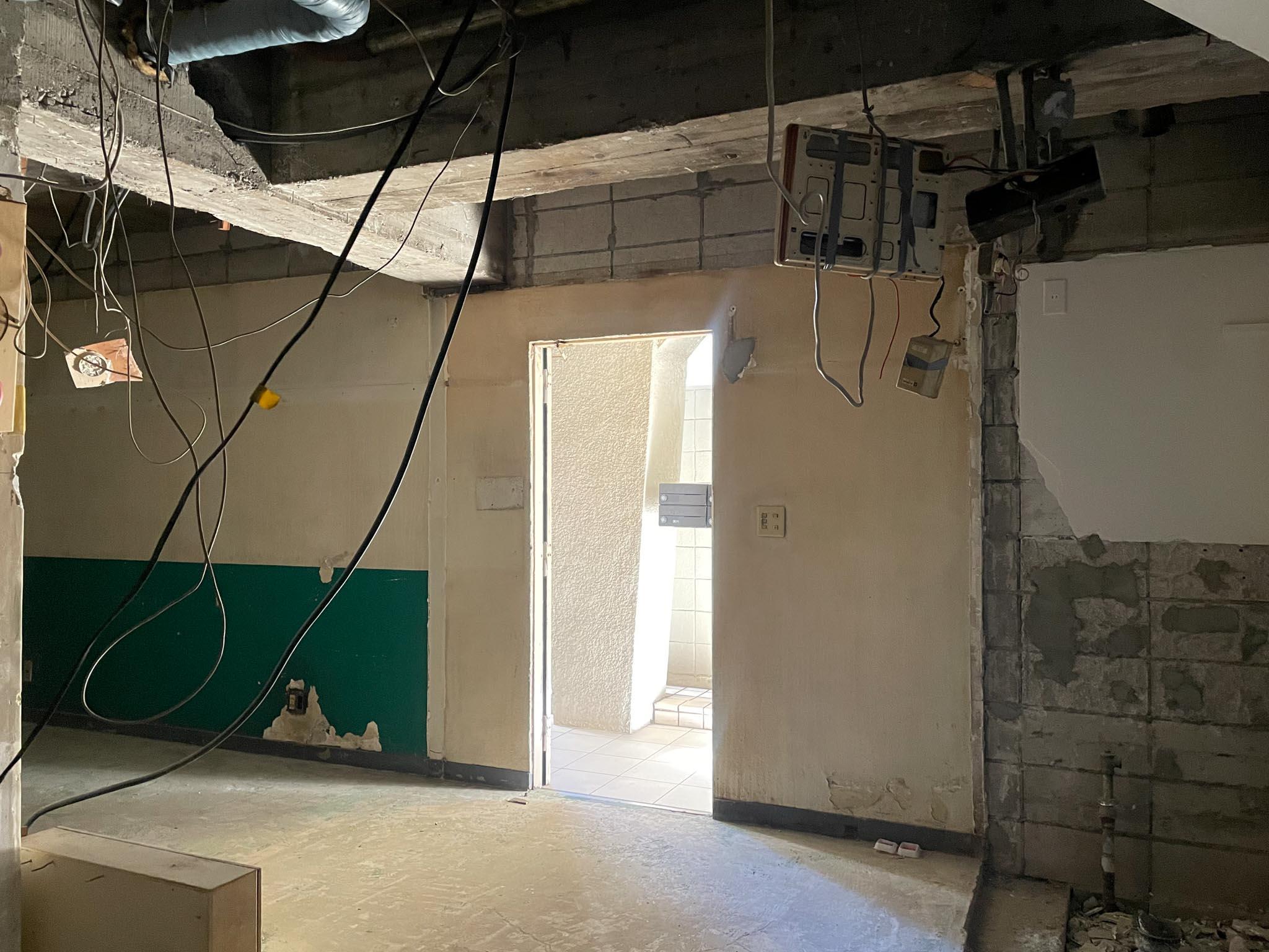 中野区東中野の賃貸物件/通路の奥のほうにも出入り口には扉が付いています