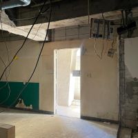 中野区東中野の賃貸物件/通路の奥のほうにも出入り口には扉が付いています