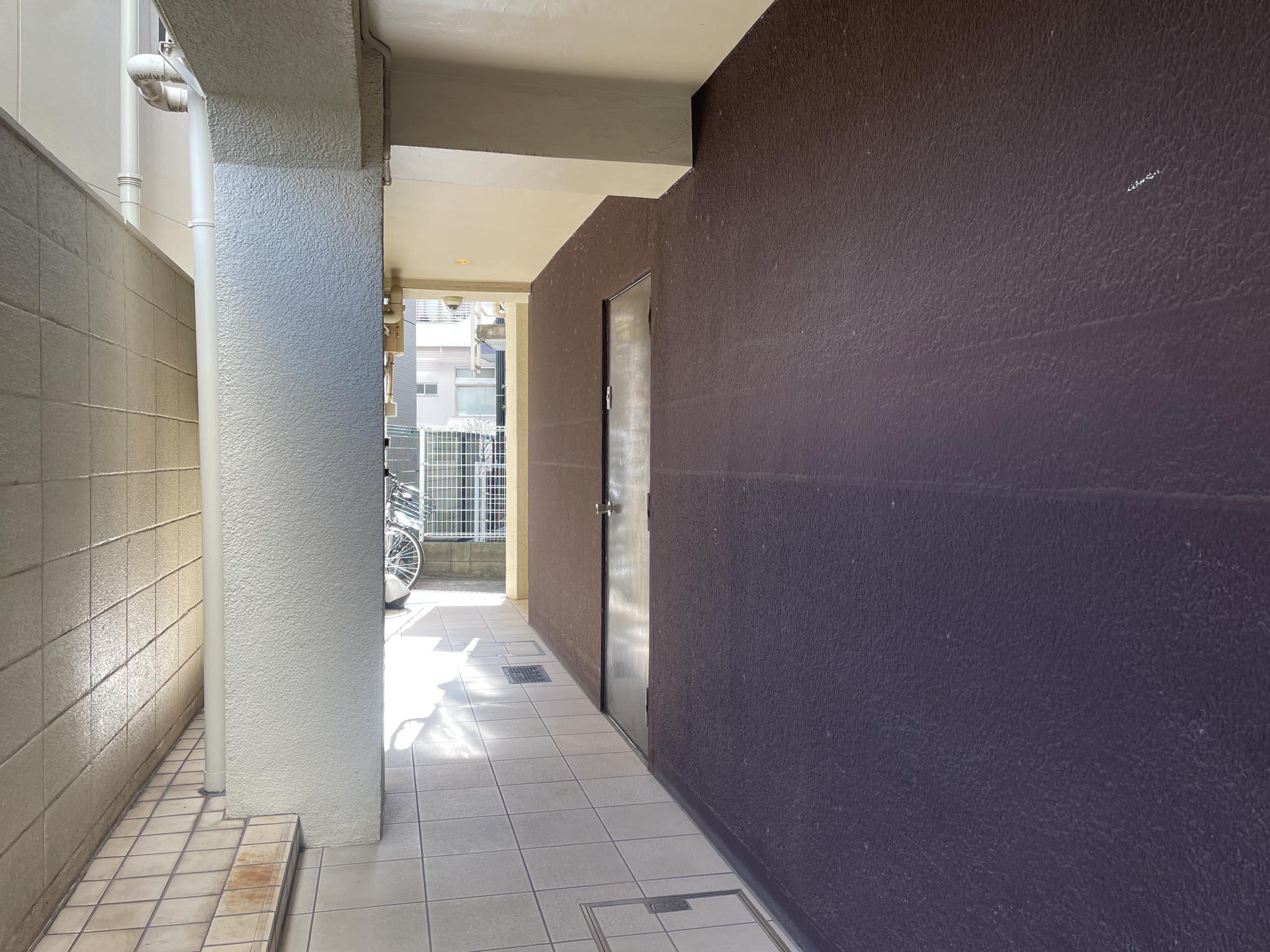 中野区東中野の賃貸物件/エントランスから奥に進むと右手に扉があり、そこも出入り口です