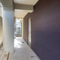 中野区東中野の賃貸物件/エントランスから奥に進むと右手に扉があり、そこも出入り口です