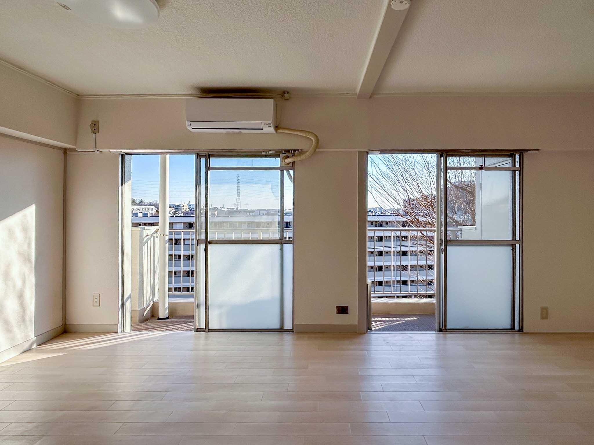 横浜市青葉区青葉台の賃貸物件/リビング。クッションフロアの床に白い壁紙と、内装にこだわりがある方には物足りないかも