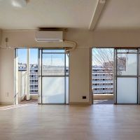 横浜市青葉区青葉台の賃貸物件/リビング。クッションフロアの床に白い壁紙と、内装にこだわりがある方には物足りないかも