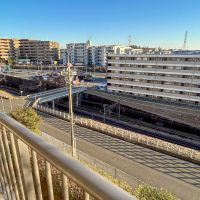 横浜市青葉区青葉台の賃貸物件/距離はありますが、道路の奥に線路があるため、多少は音が聞こえます