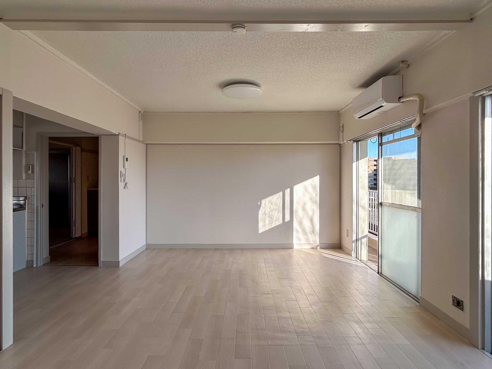 横浜市青葉区青葉台の賃貸物件/東側をみる。レイアウトがしやすそうな長方形のプラン