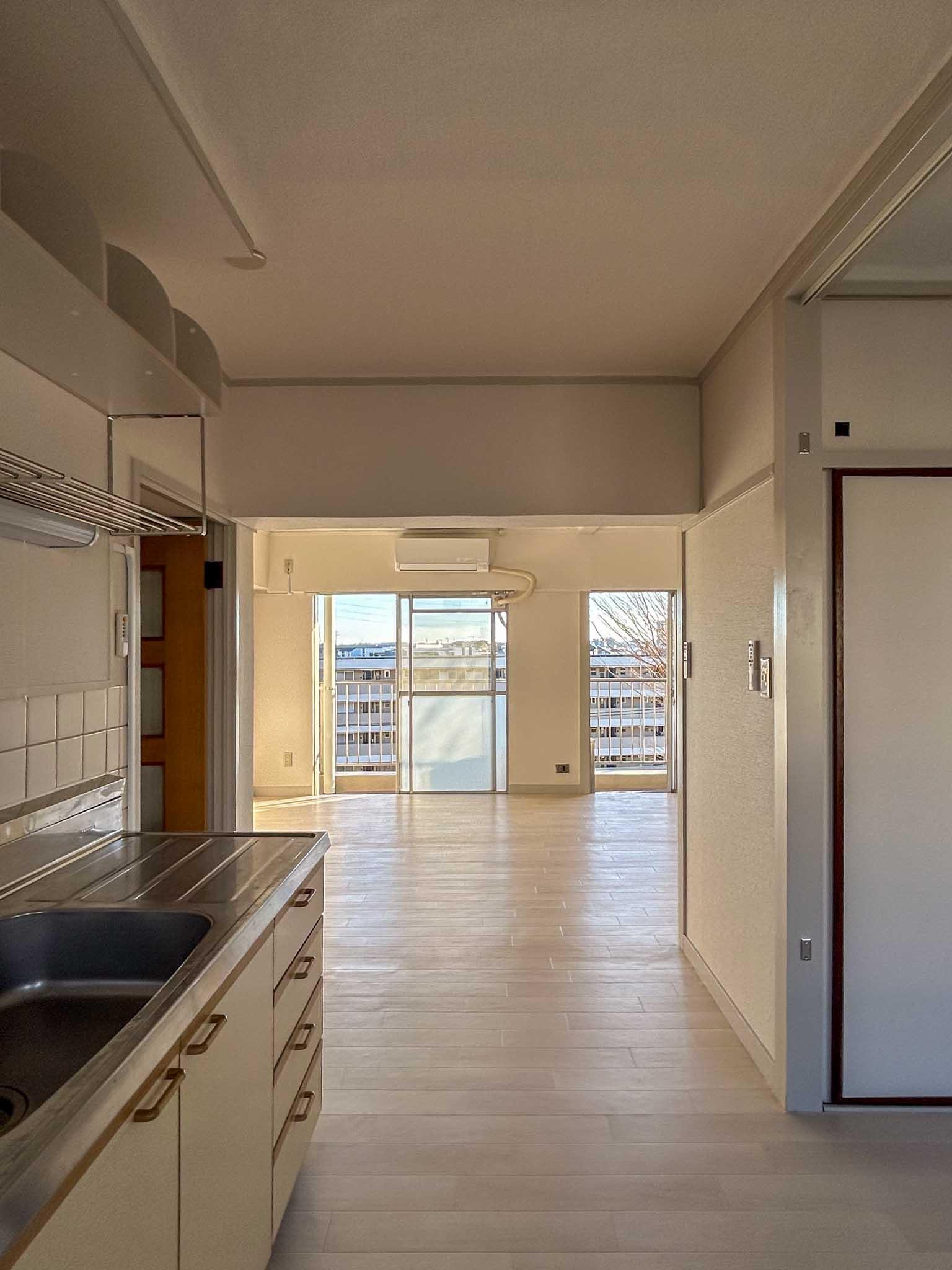 横浜市青葉区青葉台の賃貸物件/キッチン側からリビングをみる