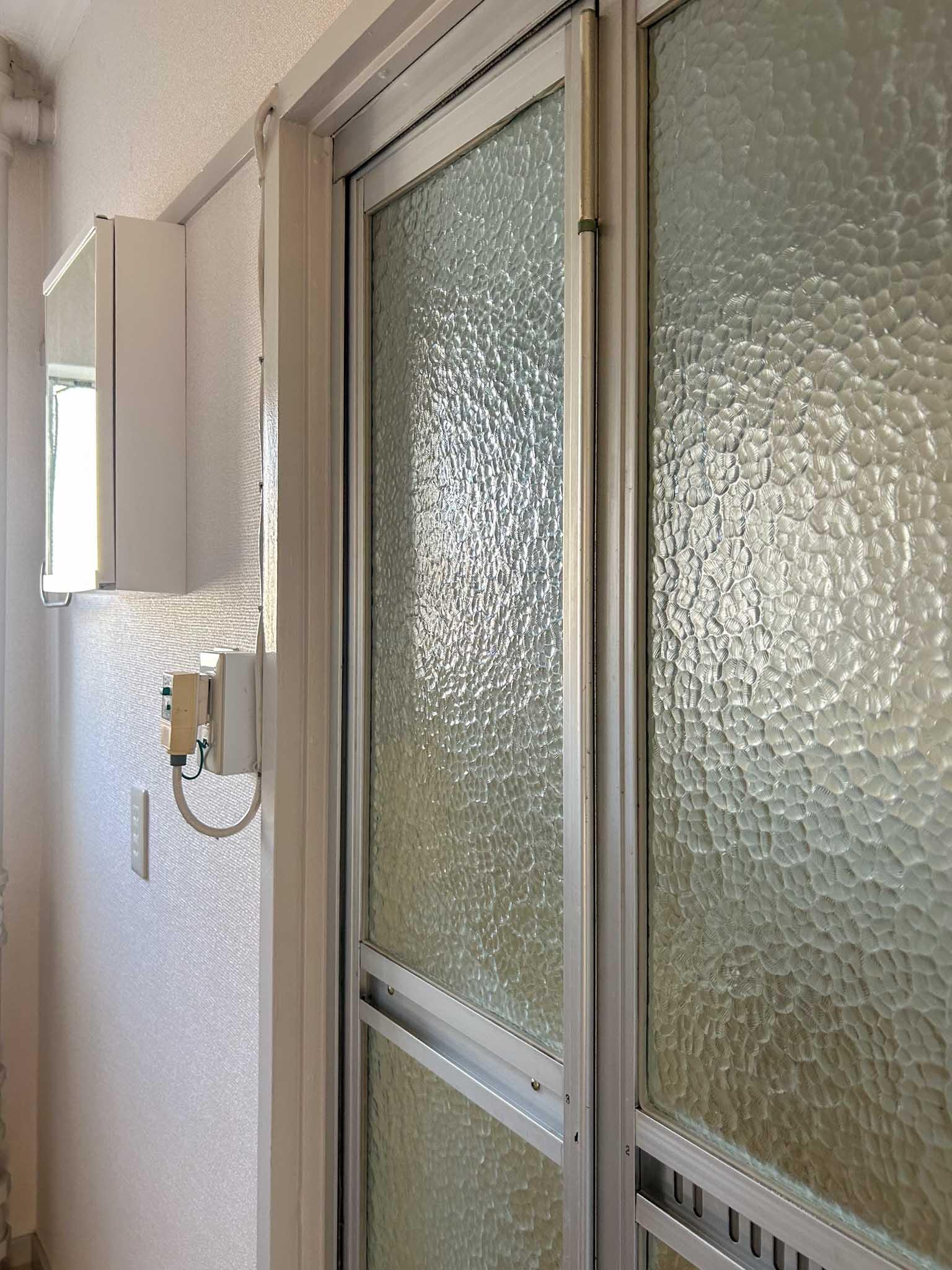 横浜市青葉区青葉台の賃貸物件/浴室の折れ戸。型板ガラスが懐かしい