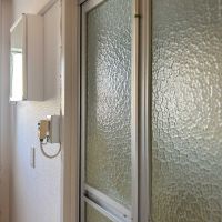 横浜市青葉区青葉台の賃貸物件/浴室の折れ戸。型板ガラスが懐かしい