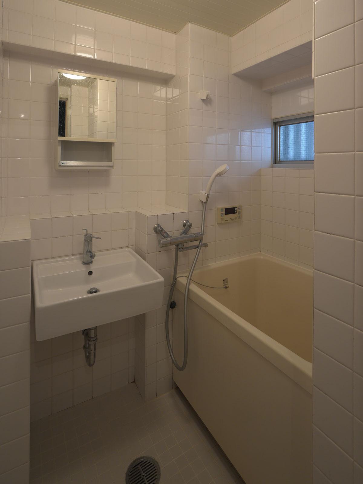 渋谷区本町の賃貸物件/洗面所と浴室が一緒になっています