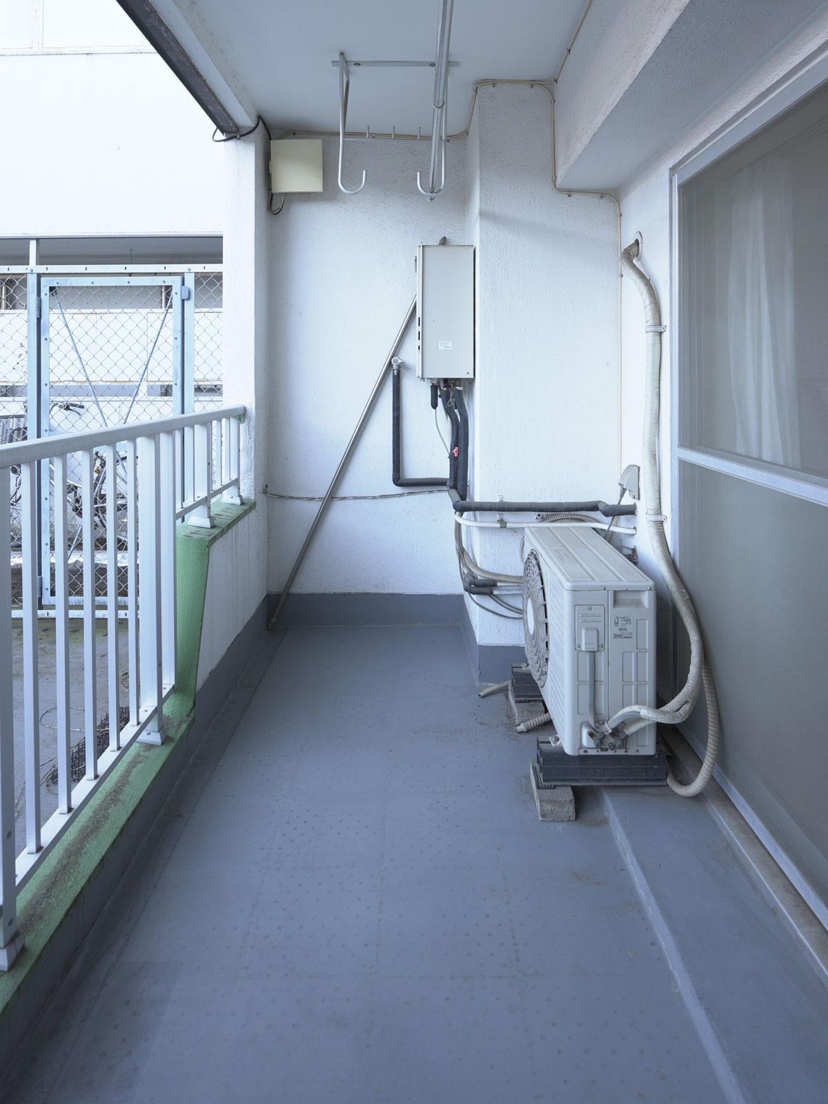 渋谷区本町の賃貸物件/ベランダは奥行1.5mほどあり広々。洗濯機もここ（室外）にあります