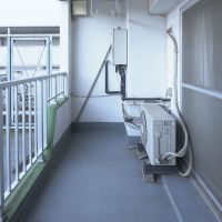 渋谷区本町の賃貸物件/ベランダは奥行1.5mほどあり広々。洗濯機もここ（室外）にあります