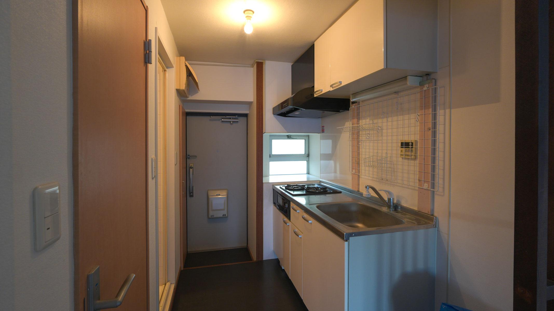 渋谷区本町の賃貸物件/玄関入ってすぐの場所にキッチン（ガスコンロ2口、グリル付き）