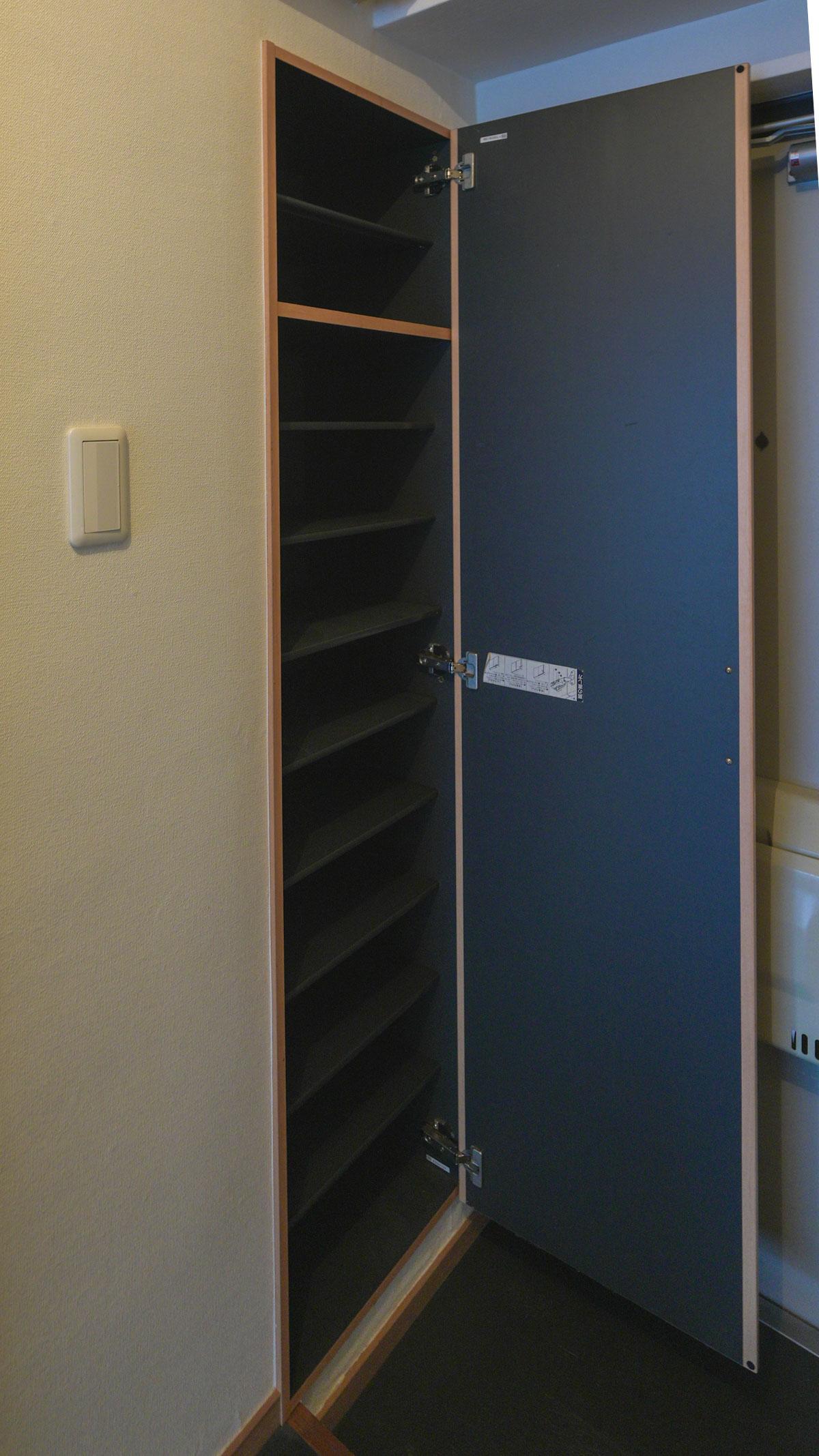 渋谷区本町の賃貸物件/玄関の靴棚