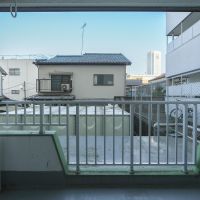 渋谷区本町の賃貸物件/1階ですが道路沿いではなく、人目は気にならなそう。意外と空が広い