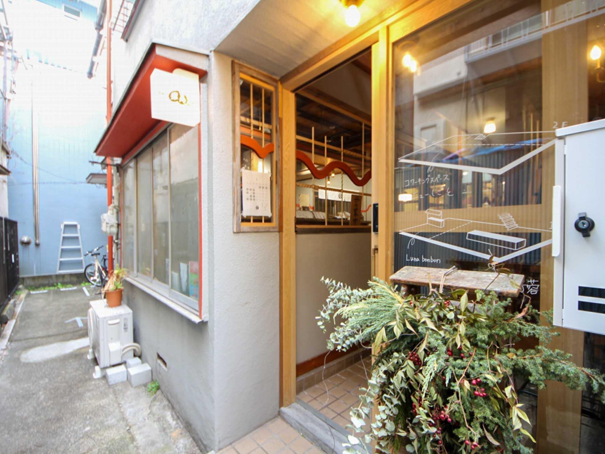 墨田区東向島の賃貸物件/建物のエントランス。建物の外からも店内の様子がちらりと見えます