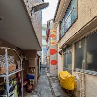 墨田区東向島の賃貸物件/路地を左に曲がった先の一番奥。赤いペイントが目印の建物