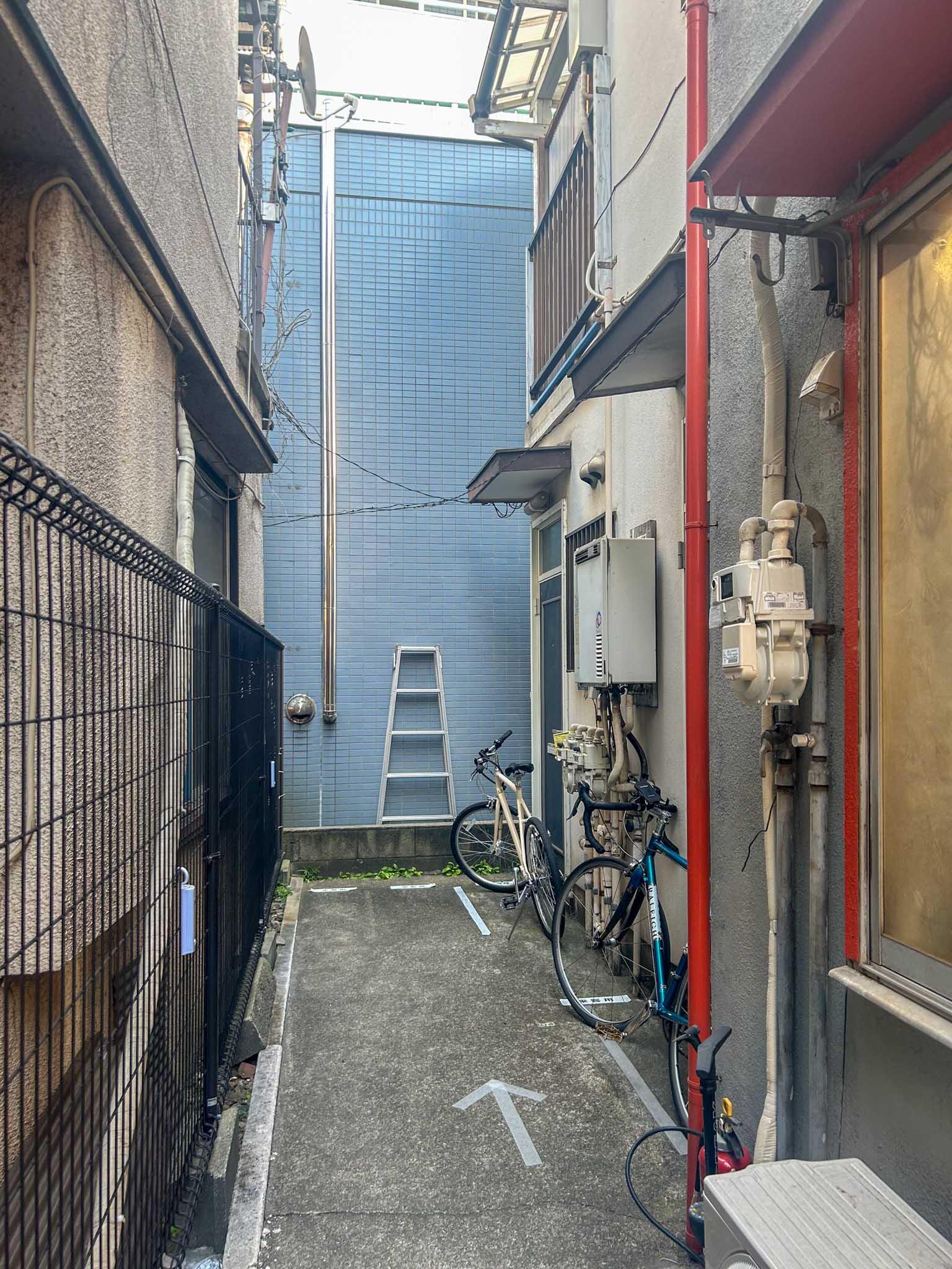 墨田区東向島の賃貸物件/エントランスの奥に駐輪スペースがあります