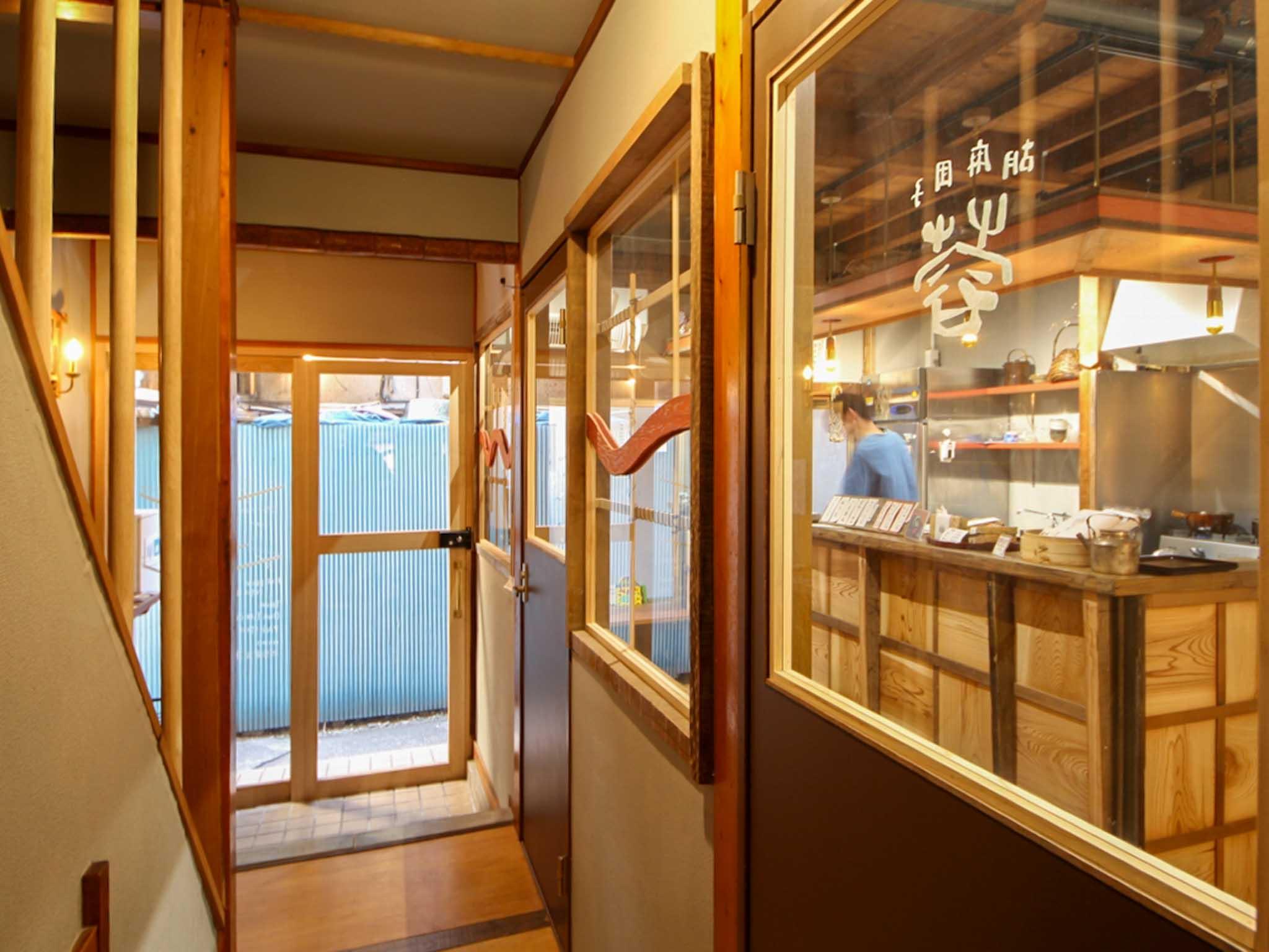 墨田区東向島の賃貸物件/共用廊下から店内をみる