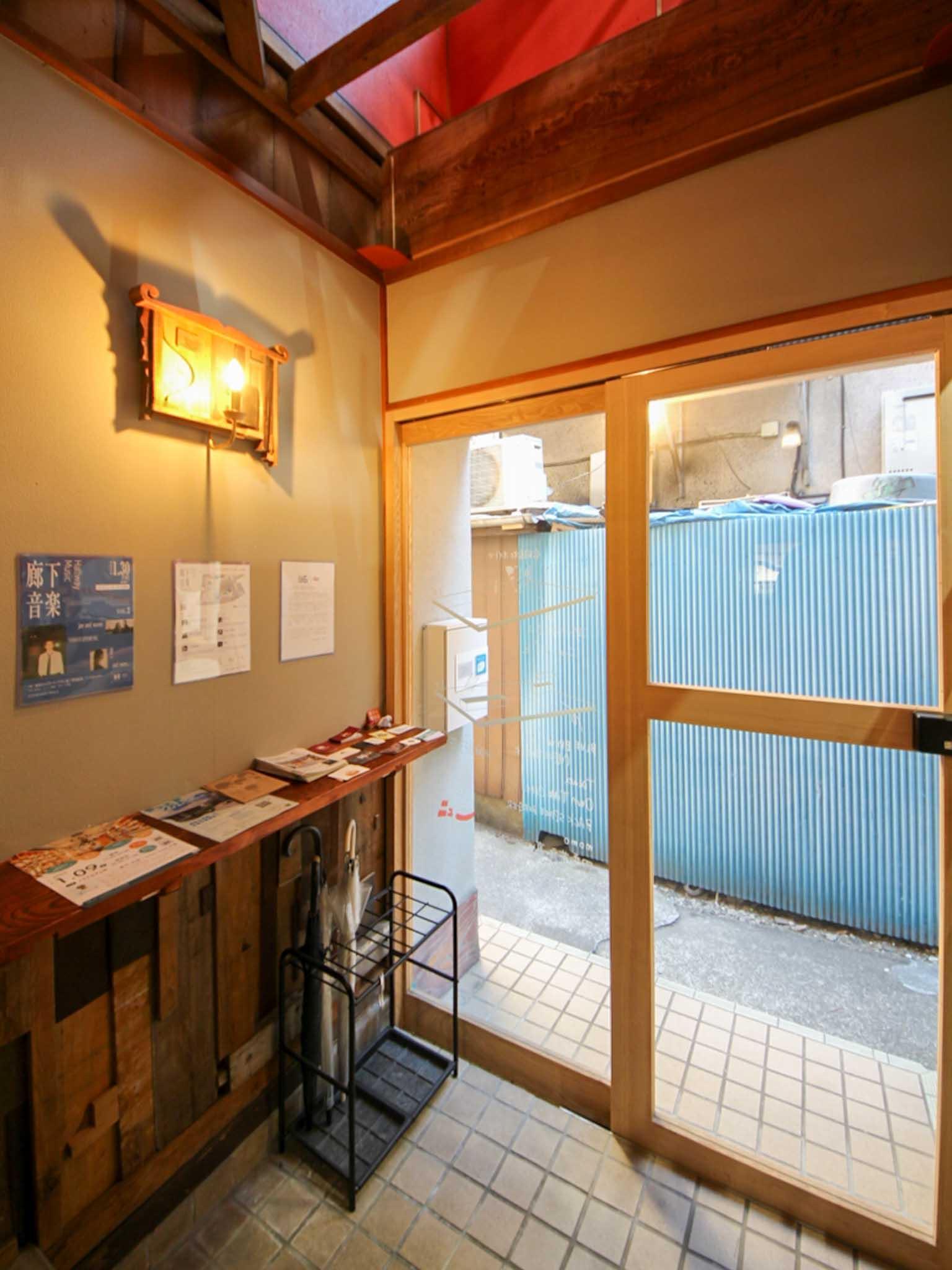 墨田区東向島の賃貸物件/エントランスを室内側から