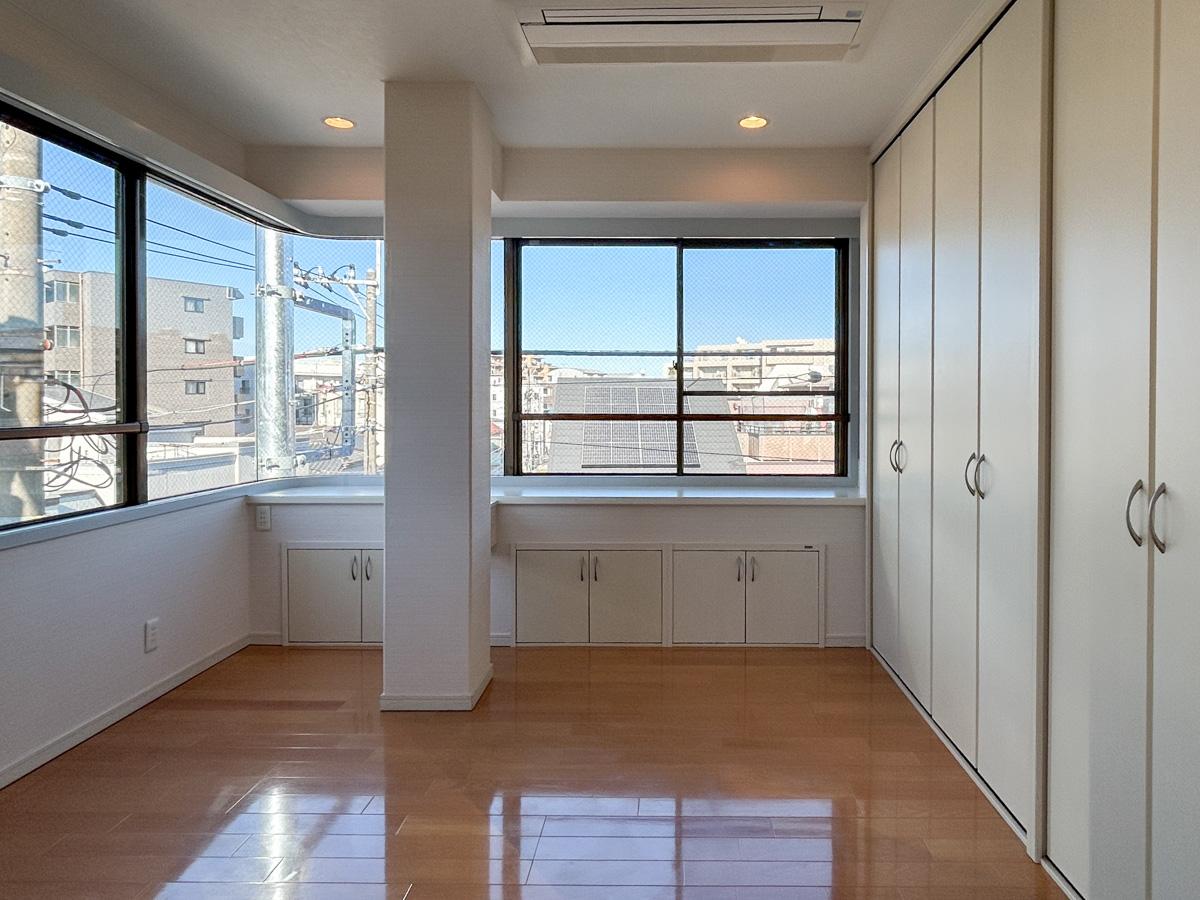 世田谷区弦巻の賃貸物件/洋室。２面の大きな窓がついています