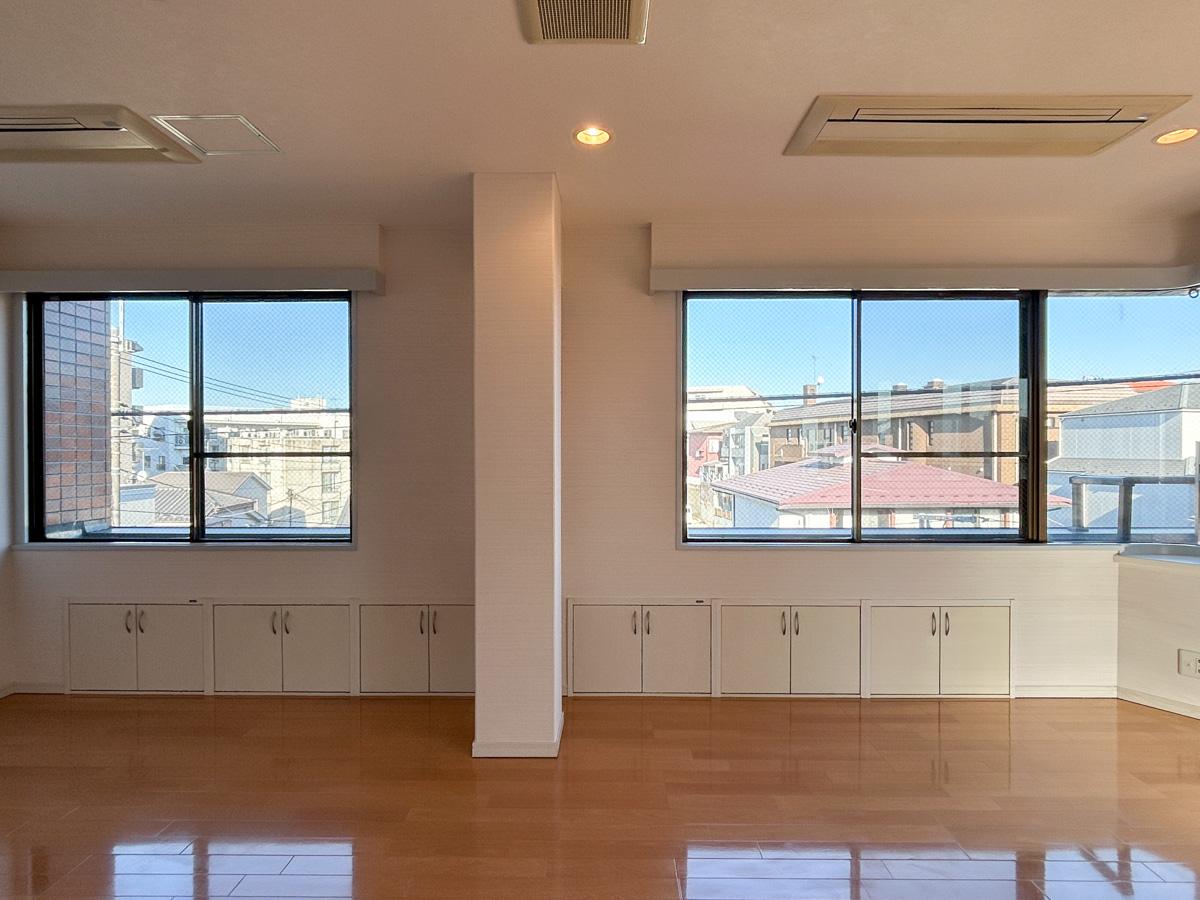 世田谷区弦巻の賃貸物件/リビング別角度から。収納がたくさん