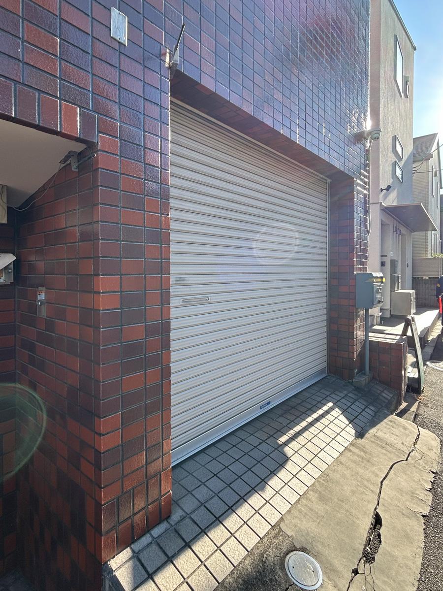 世田谷区弦巻の賃貸物件/ガレージはシャッター付き