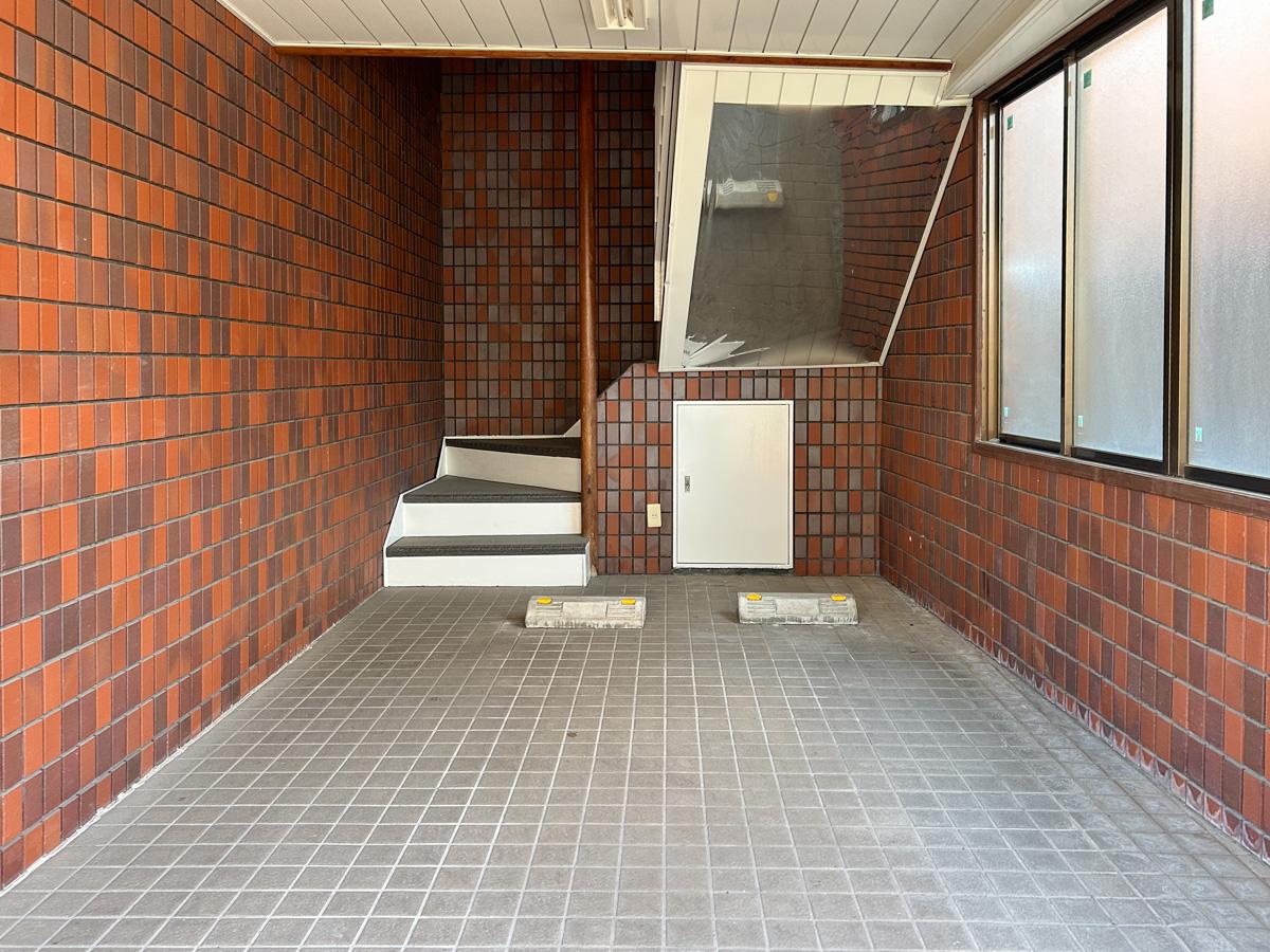 世田谷区弦巻の賃貸物件/ガレージ。部屋はガレージから階段で上がっていく形になります。