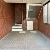 世田谷区弦巻の賃貸物件/ガレージ。部屋はガレージから階段で上がっていく形になります。