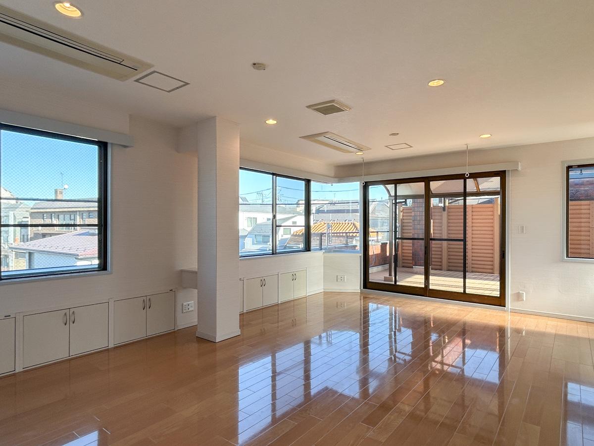 世田谷区弦巻の賃貸物件/リビングは２面の窓がびっしりと。晴れた日は部屋中がすっきりとした雰囲気に