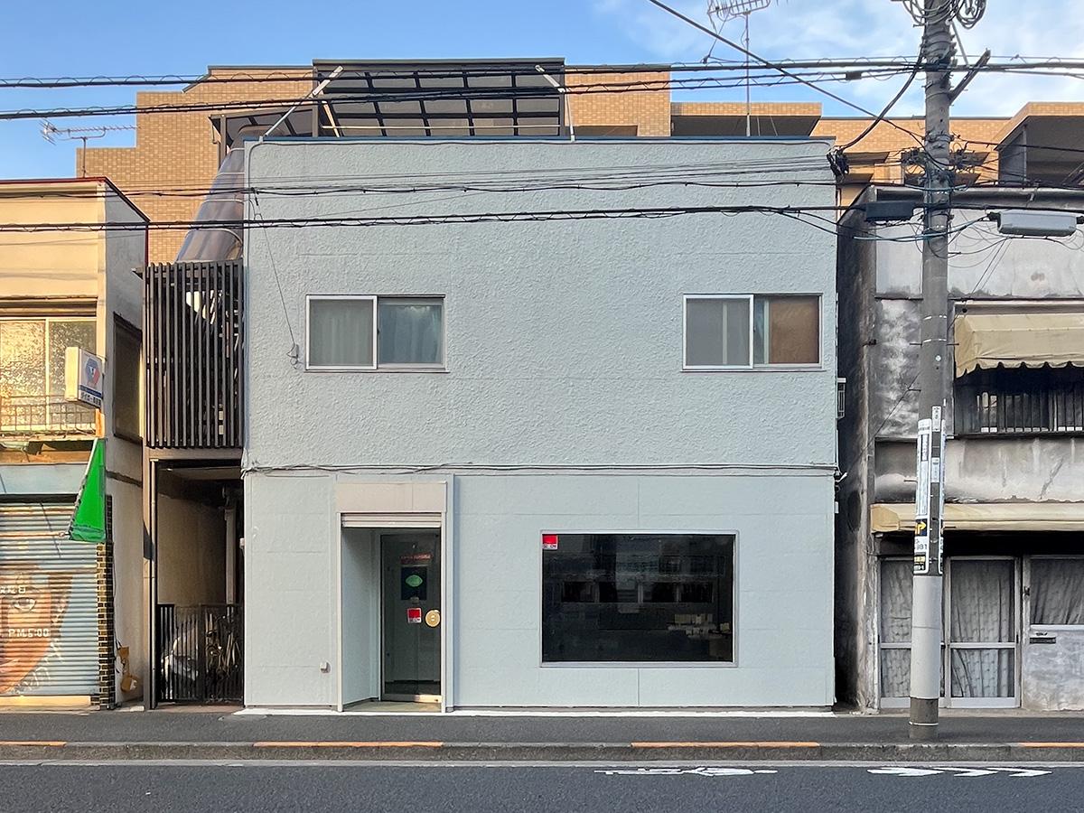 武蔵野市吉祥寺北町の賃貸物件/外観。スカイブルーの壁面と大きな開口の窓が印象的な佇まい