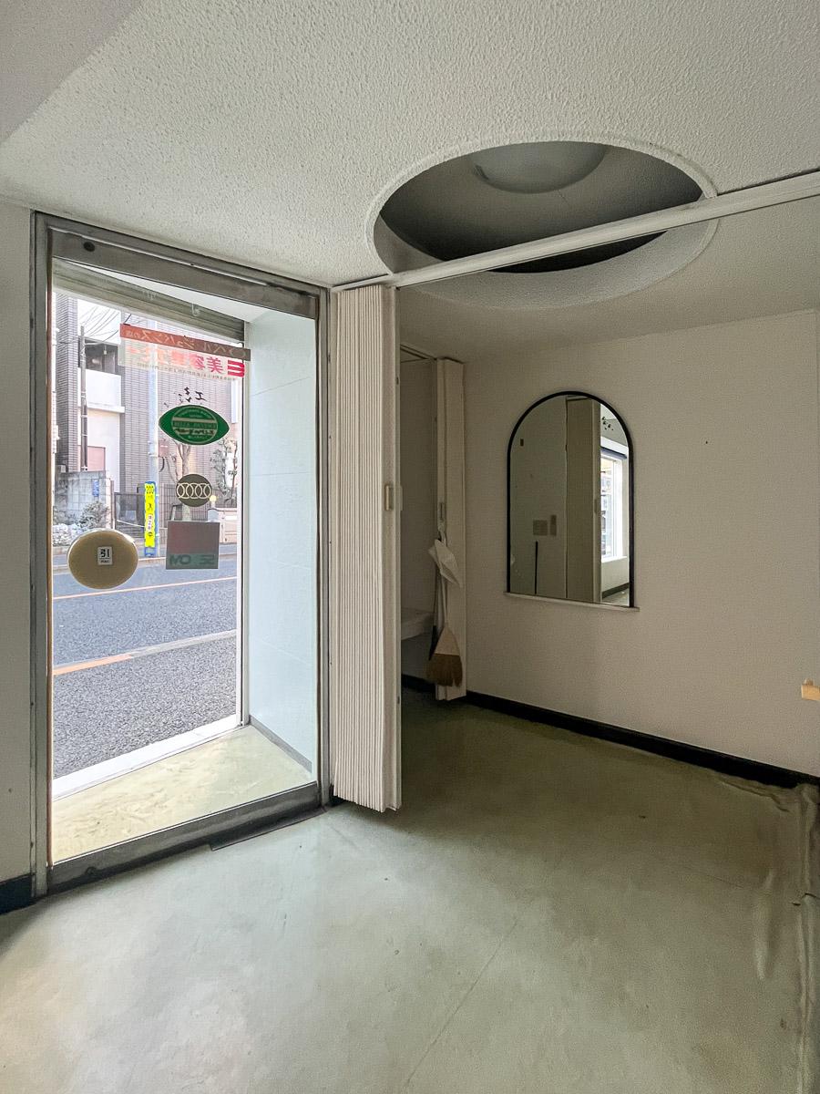 武蔵野市吉祥寺北町の賃貸物件/出入り口。幾何学的なフォルムが静かに並ぶ