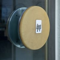 武蔵野市吉祥寺北町の賃貸物件/こちらもレトロな円形ドアハンドル。くすんだ色が時間の経過を感じる