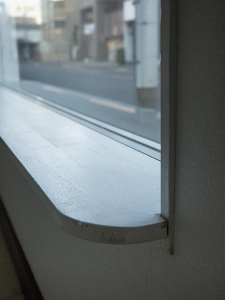 武蔵野市吉祥寺北町の賃貸物件/大きな窓のフチは小物が置けるほどの幅があります。