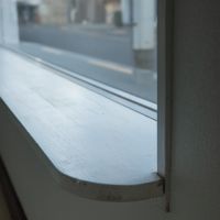 武蔵野市吉祥寺北町の賃貸物件/大きな窓のフチは小物が置けるほどの幅があります。