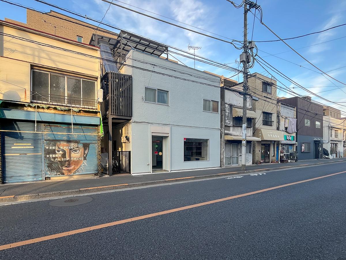 武蔵野市吉祥寺北町の賃貸物件/前面道路は吉祥寺に向かうバス通り。人通りも多い印象