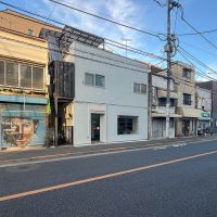 武蔵野市吉祥寺北町の賃貸物件/前面道路は吉祥寺に向かうバス通り。人通りも多い印象