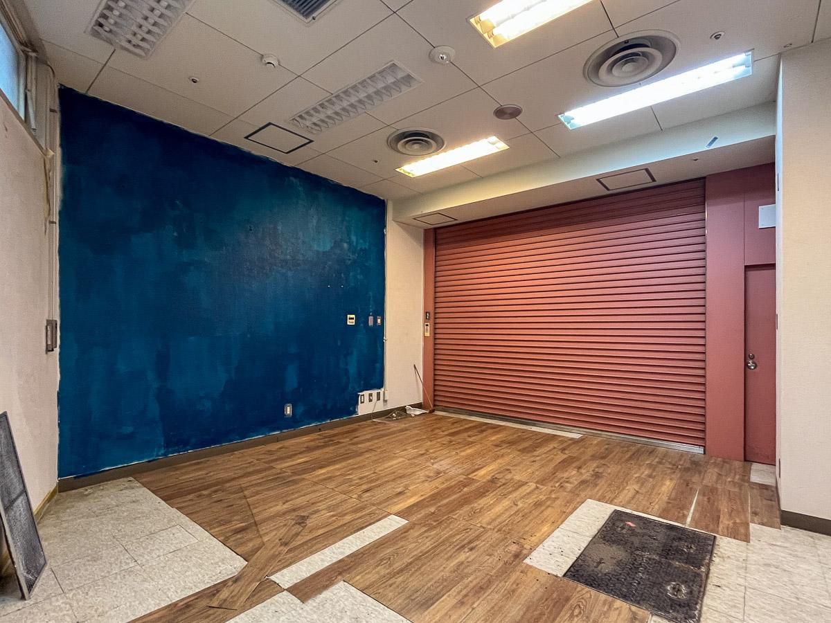 東京都世田谷区大原の賃貸物件/派手な色彩と、不揃いなフロアタイルはジャンクさ満載