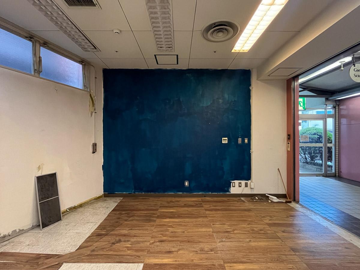 東京都世田谷区大原の賃貸物件/ラフに塗装された青い壁が目をひきます