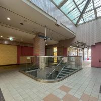 東京都世田谷区大原の賃貸物件/商店街は通行する人がちらほら。コンビニや工務店、美容院などが並びます