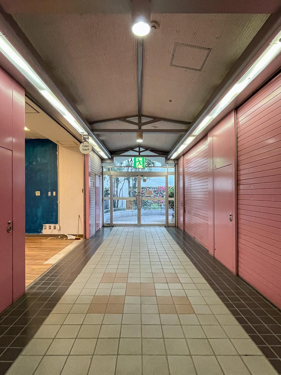 東京都世田谷区大原の賃貸物件/他のテナントはシャッターが閉まっていることが多いです