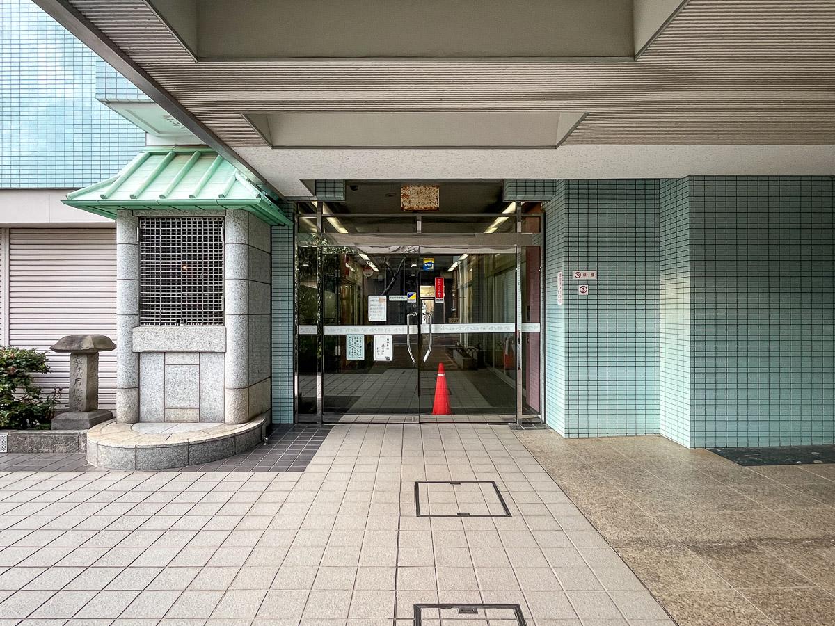 東京都世田谷区大原の賃貸物件/商店街裏口。上階のマンション共用口があります