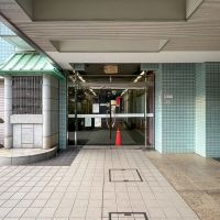 東京都世田谷区大原の賃貸物件/商店街裏口。上階のマンション共用口があります