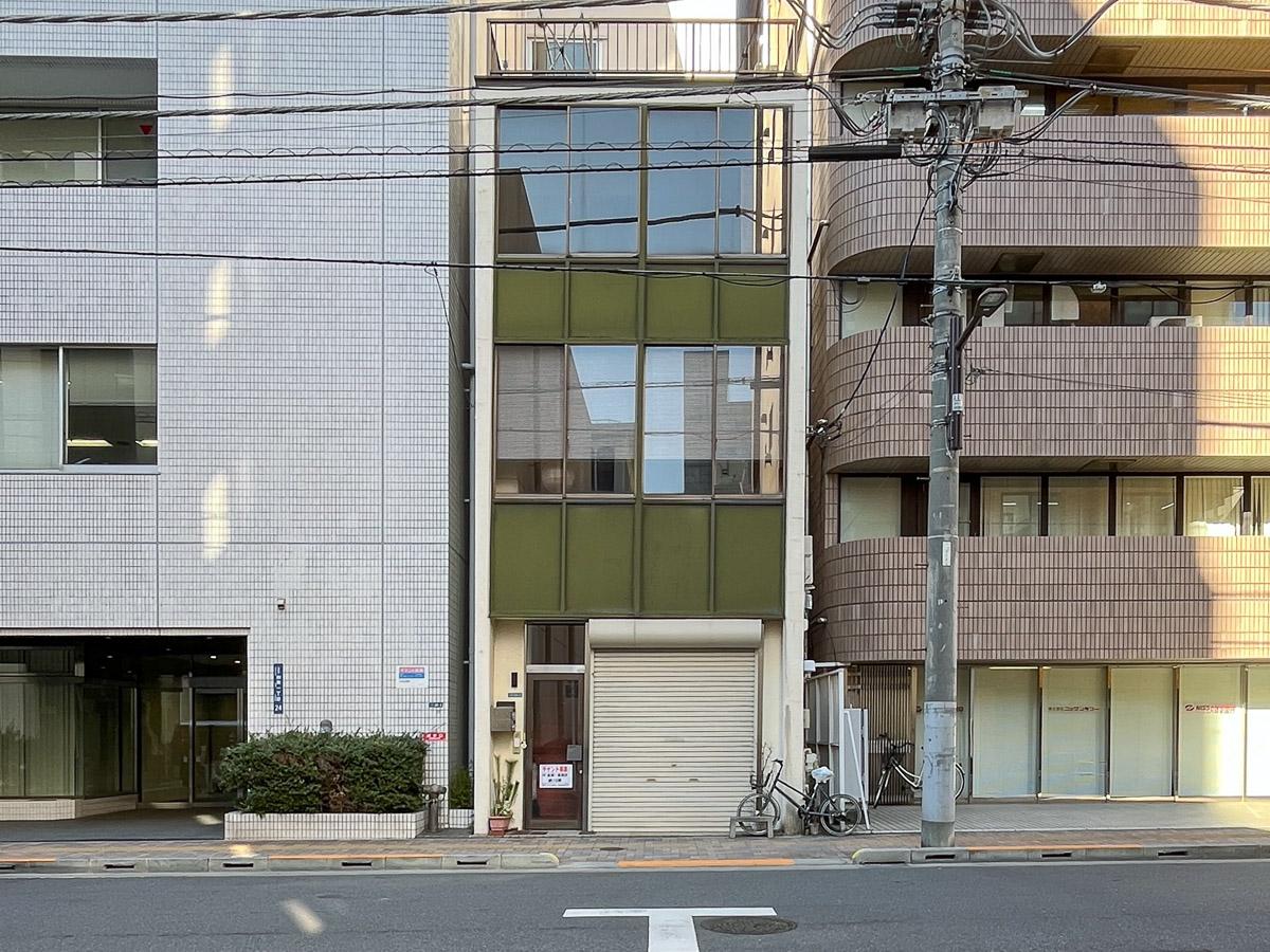 台東区台東の賃貸物件/主張しすぎない控えめなオリーブ色の外観が渋い