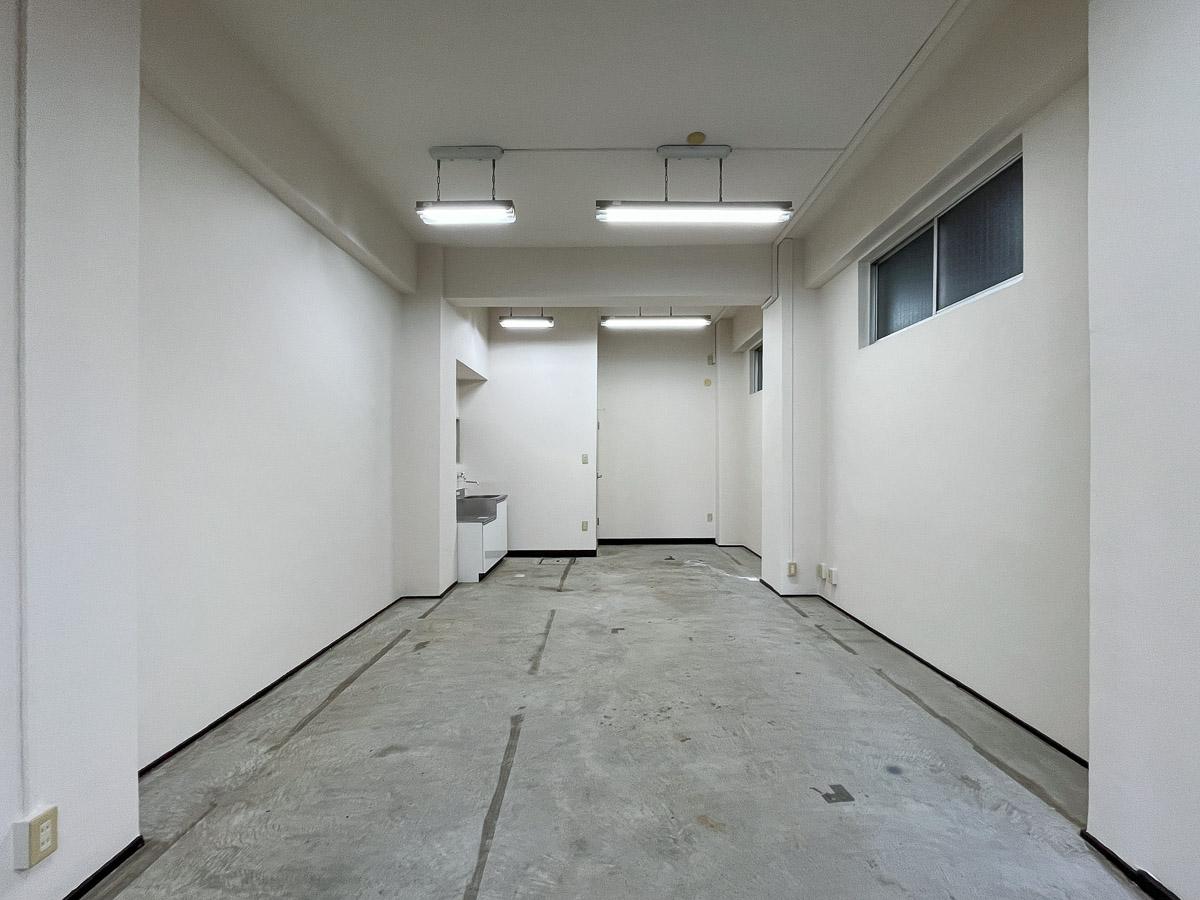 台東区台東の賃貸物件/入り口から見た室内。奥行きがあります