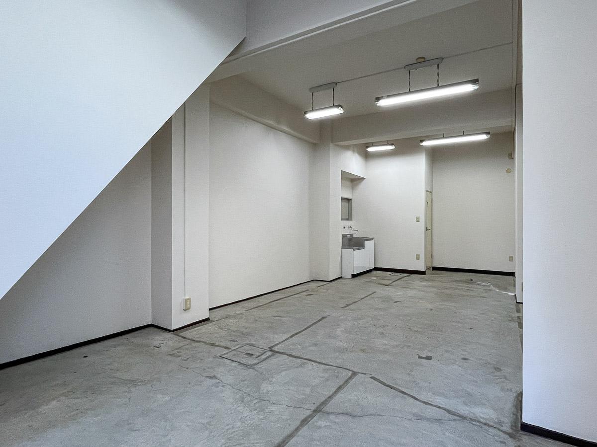 台東区台東の賃貸物件/天井の照明は工場の名残を感じさせる