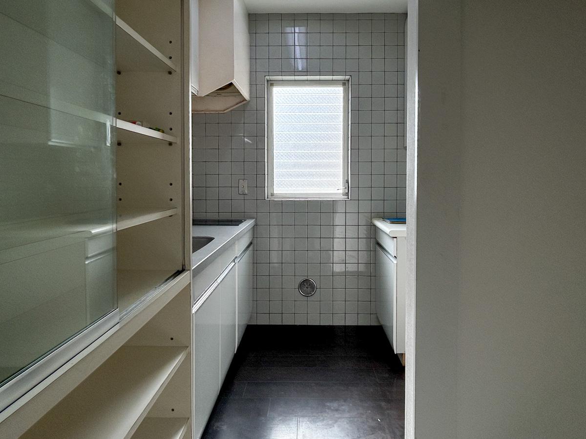 品川区上大崎の賃貸物件/白タイルと深い色の床が良いコントラストになっています