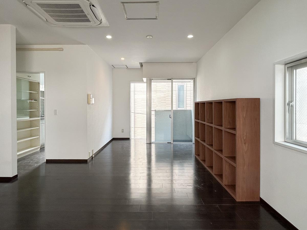 品川区上大崎の賃貸物件/深い色の床が全体的にモダンな印象を醸し出しています