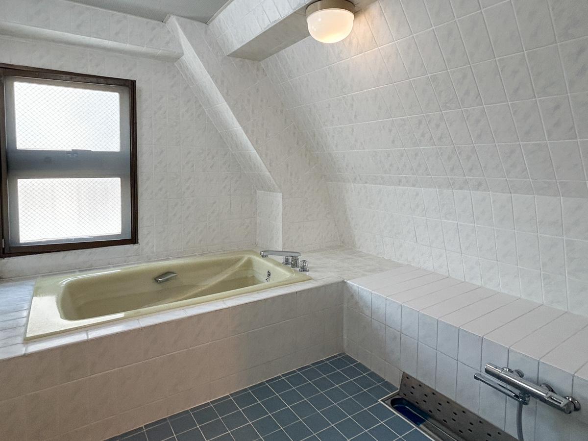 大田区久ヶ原の賃貸物件/バスルームも広々。窓がついているため、明るい雰囲気です。